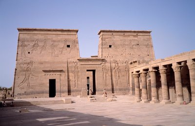 Antigüedad egipcia: vista de la entrada al templo de Edfu (Edfu) dedicado a la divinidad Horus y construido entre 237 y 57 a.C. Egipto de Egyptian Ptolemaic Period