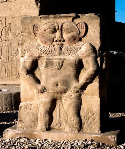 Antigüedades egipcias: la deidad Bes. Detalle de un bajorrelieve del templo dedicado a la diosa Hathor. Templo de Hathor, Dendera, Egipto de Egyptian Ptolemaic Period