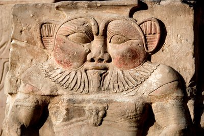 Antigüedades egipcias: la deidad Bes. Detalle de un bajo relieve del templo dedicado a la diosa Hathor. Templo de Hathor, Dendera de Egyptian Ptolemaic Period