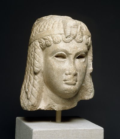 Cabeza de una reina con una peluca pesada, posiblemente Cleopatra VII (69-30 a.C.) de Egyptian Ptolemaic Period