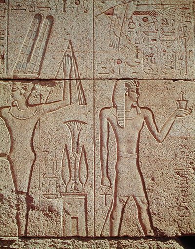 Relieve que representa a Felipe Arrideo sosteniendo un incensario ante Amón con el dios Min a la izquierda, del Santuario de Felipe Arrideo, Dinastía Macedónica de Egyptian Ptolemaic Period