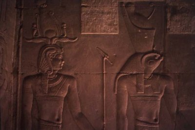 Relieve que representa a Ptolomeo XII (c.112-51 a.C.) y Horus de Egyptian Ptolemaic Period