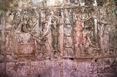 Relieve que representa a artesanos ofreciendo su trabajo en la Tumba de Petosiris, c.300 a.C. de Egyptian Ptolemaic Period