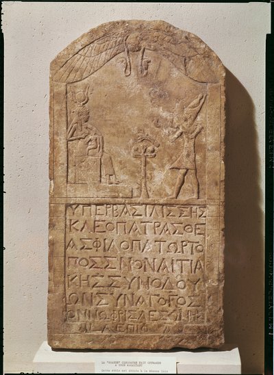 Estela dedicada a Isis que representa a Cleopatra VII (69-30 a.C.) haciendo una ofrenda a Isis amamantando a su hijo, Horus, 51 a.C. de Egyptian Ptolemaic Period
