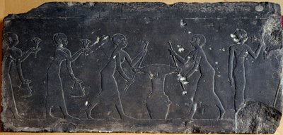 Antigüedad egipcia: placa de piedra caliza decorada en bajorrelieve que representa el prensado de flores de loto, siglos VIII-VII a.C. (relieve) de Egyptian School
