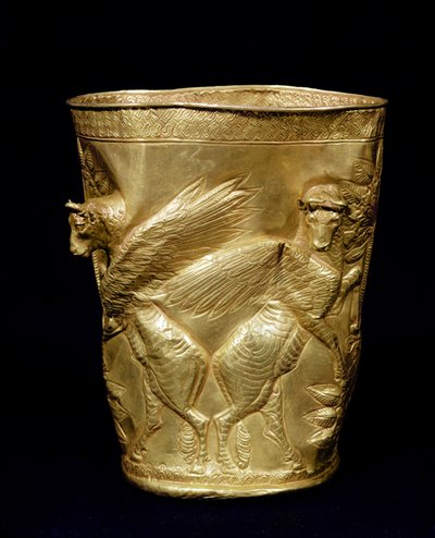 Copa decorada con toros alados flanqueando un árbol, de Marlik, Irán, c. siglo XII-XI a.C. de Elamite
