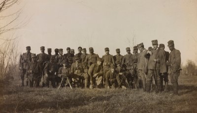 Álbum de la Primera Guerra Mundial en Friuli-Venecia Julia: retrato grupal de los soldados de la Infantería 112.mo con dos ametralladoras cerca del Río Torre de Elena Bianconcini