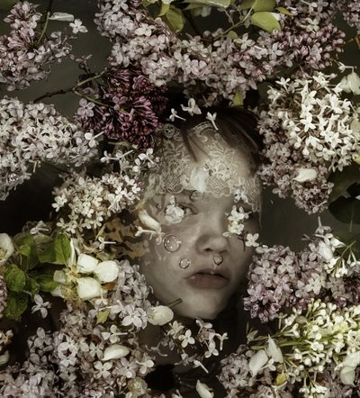 Niño en flor de cerezo, 2015 (serigrafía) de Elinleticia Högabo