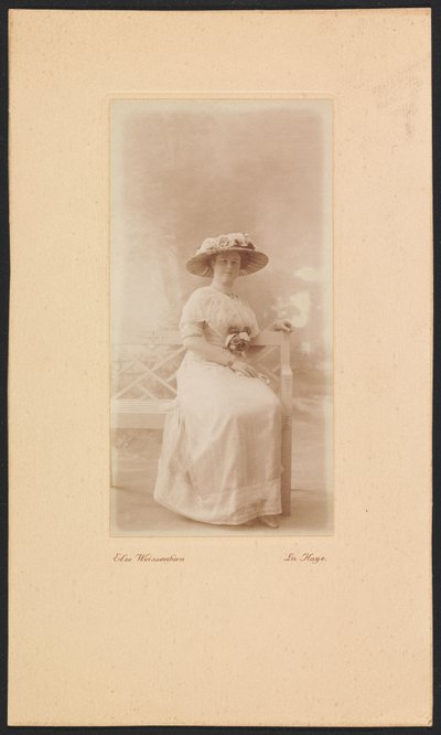 Retrato de la Sra. M.C. Lucassen-Van Idsinga con sombrero y vestido sentada en un sofá de Else Weissenborn