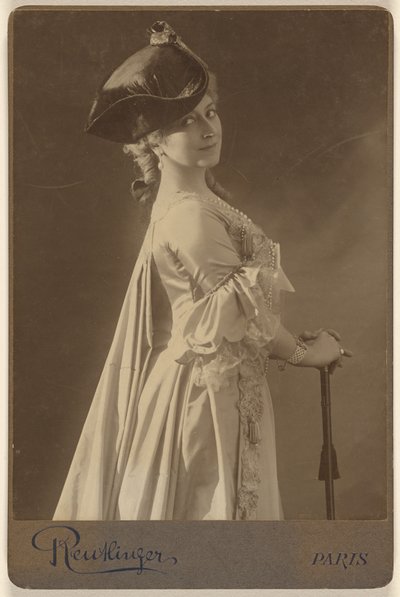 [Mujer no identificada con sombrero oscuro, de pie, con las manos apoyadas en un bastón] de Emile Auguste Reutlinger
