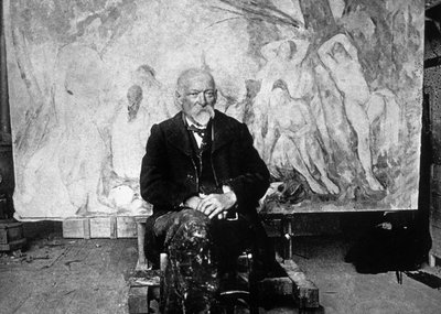 Paul Cezanne (1839-1906) pintor francés en 1904 frente a uno de sus lienzos mostrando nadadores (foto en b/n) de Emile Bernard