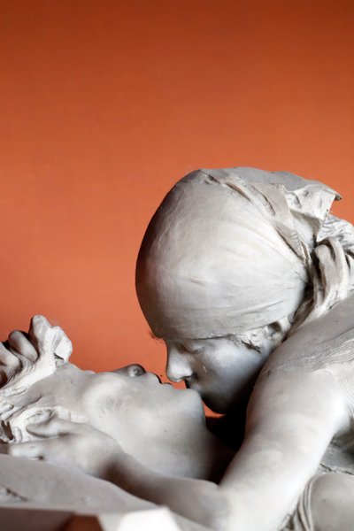 Cementerio Monumental. El beso en una lápida. Milán. Italia. de Emilio Quadrelli