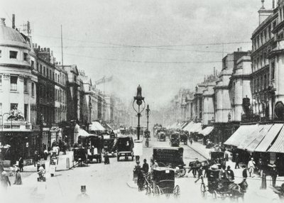 252-260 Regent Street, Westminster LB: mirando al norte hacia Oxford Circus, 1890 de English Photographer