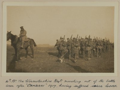 4º Bn. El Regimiento de Worcestershire marchando fuera del área de batalla después de CAMBRAI 1917, habiendo sufrido graves pérdidas de English Photographer