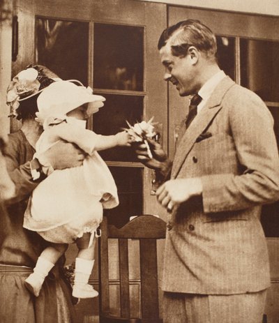 Un niño entrega un ramo al Rey Eduardo VIII en el Enham Village Centre, 1926 de English Photographer