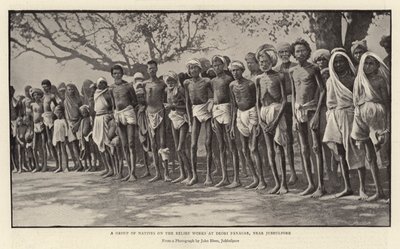 Un Grupo de Nativos en las Obras de Socorro en Deori Panagar, cerca de Jubbulpore de English Photographer