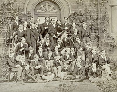 Fotografía de una casa en Eton College, años 1870 de English Photographer