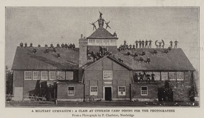 Un Gimnasio Militar, una Clase en el Campamento Curragh posando para el Fotógrafo de English Photographer