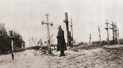 Un soldado ruso en la tumba de un camarada durante la Primera Guerra Mundial, de The Illustrated War News, 1915 de English Photographer