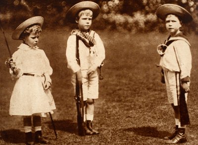 Un joven Rey Eduardo VIII entrenando a sus hermanos, el Duque de York y la Princesa Real, c.1899 de English Photographer