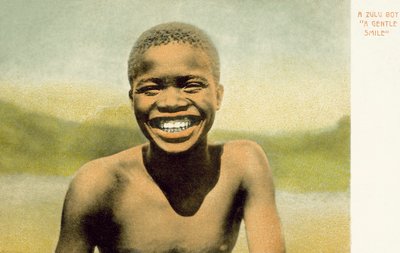 Un niño zulú, una sonrisa amable (foto a color) de English Photographer