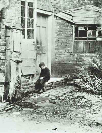 Un niño en Frogmore, Londres, 1888 de English Photographer