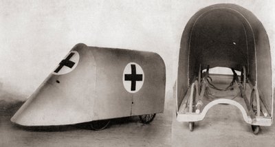 Una cubierta de camilla a prueba de balas para rescatar a los heridos y a los camilleros entre trincheras durante la Primera Guerra Mundial, de The Illustrated War News, 1915 de English Photographer
