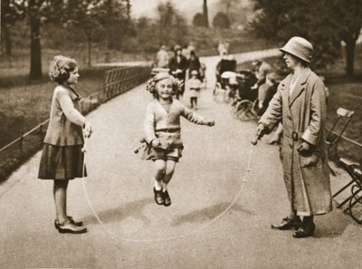 Una niña saltando en Hyde Park o Kensington Gardens, de Wonderful London, publicado 1926-27 de English Photographer