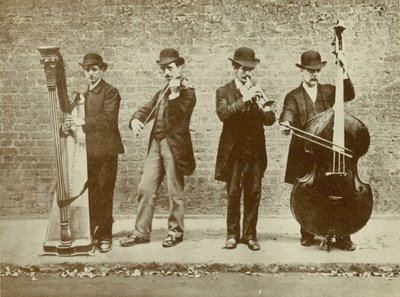 Un grupo de músicos callejeros de English Photographer