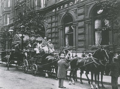 Un carruaje tirado por caballos en la calle frente al Hotel Metropole de English Photographer