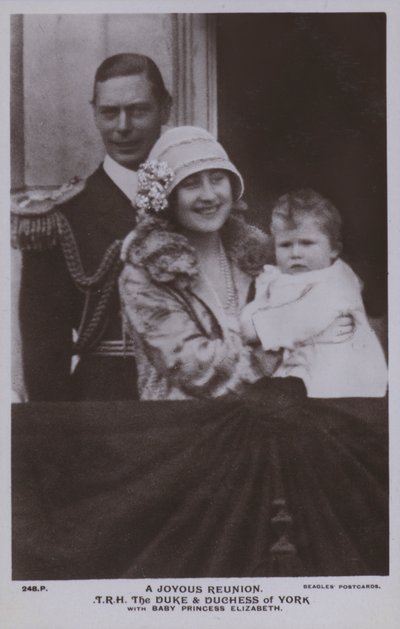 Una reunión alegre, SAR el Duque y la Duquesa de York con la bebé Princesa Isabel (foto en b/n) de English Photographer