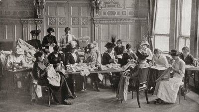 Reunión de costura de la Cruz Roja de señoras en el Hotel Claridge, haciendo camisas de lana para el esfuerzo de guerra durante la Primera Guerra Mundial, de 