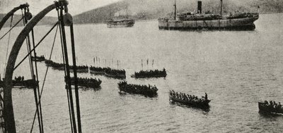 Una fuerza de desembarco dejando los transportes hacia la costa durante la Campaña de Gallipoli, de 