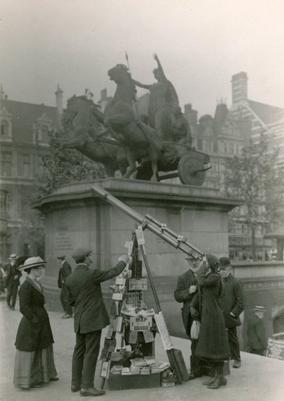 Un hombre vendiendo vistas a través de un telescopio de English Photographer