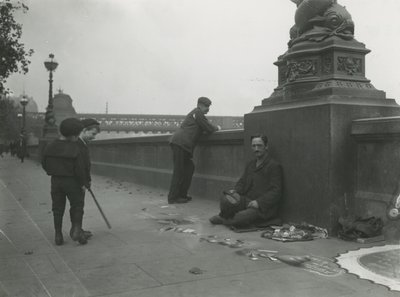 Un artista de pavimento en el Embankment de English Photographer