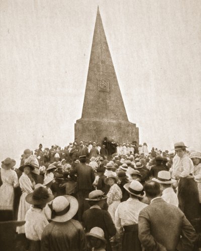 Una pintoresca costumbre antigua en St. Ives: el Old Hundredth en el Obelisco John Knill, de The Illustrated War News, 2 de agosto de 1916 de English Photographer
