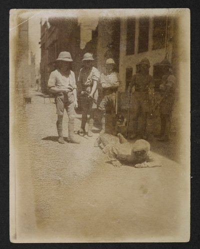 Un prisionero bajo guardia armada en el jardín de Ram Bagh, de Views of Amritsar, incluidas las secuelas de los disturbios. de English Photographer