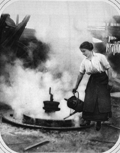 Una ayudante lista en tiempos de guerra: la Srta. Edith Hawley enfriando una rueda, ilustración de The Illustrated War News, 6 de septiembre de 1916 de English Photographer
