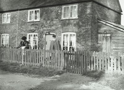 Una escena rural en el área de Wandsworth con una pareja de ancianos en el jardín de una propiedad estilo cabaña, Londres, 1895 de English Photographer