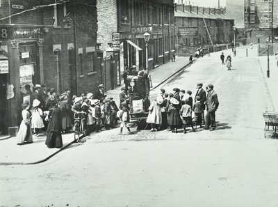 Un organillero en Putney, Londres, 1886 de English Photographer