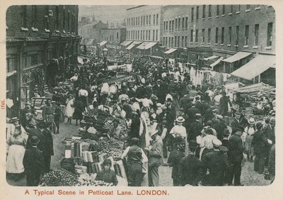 Una escena típica en Petticoat Lane, Londres de English Photographer