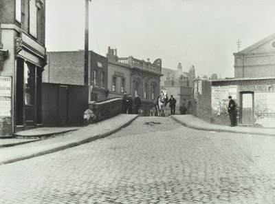 Un caballo blanco viaja por Rhodeswell Road hacia Old Victory Bridge, 1895 de English Photographer
