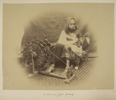 Una mujer de Jeypore hilando, c.1890 (fotografía en b/n) de English Photographer