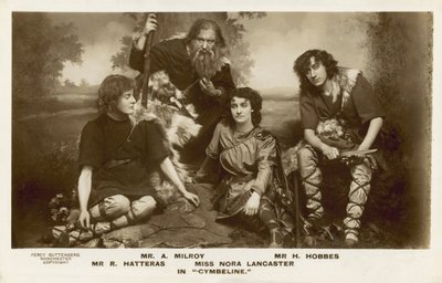 Actores en una producción de Cymbeline de William Shakespeare (foto b/n) de English Photographer