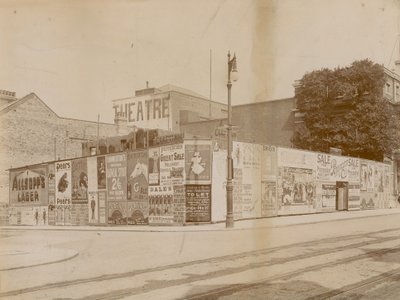 Anuncios en la esquina de Latchmere Road y Lavender Hill, Wandsworth, Londres de English Photographer