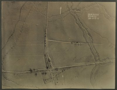 Fotografía aérea con trincheras de la Primera Guerra Mundial, 1917 de English Photographer