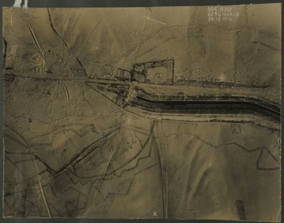Fotografía aérea con trincheras de la Primera Guerra Mundial, 1917 de English Photographer