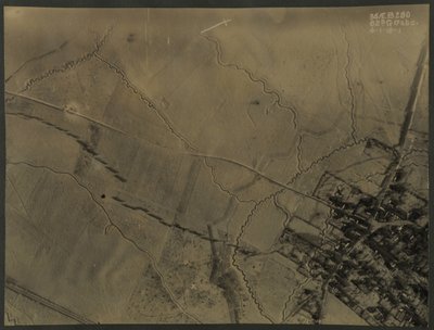 Fotografía aérea con trincheras de la Primera Guerra Mundial, 1918 de English Photographer