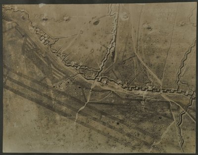 Fotografía aérea con trincheras de la Primera Guerra Mundial, 1918 de English Photographer