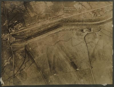 Fotografía aérea con trincheras de la Primera Guerra Mundial, 1918 de English Photographer